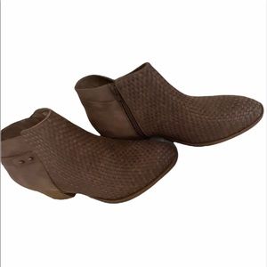 Ankle booties size 10 w